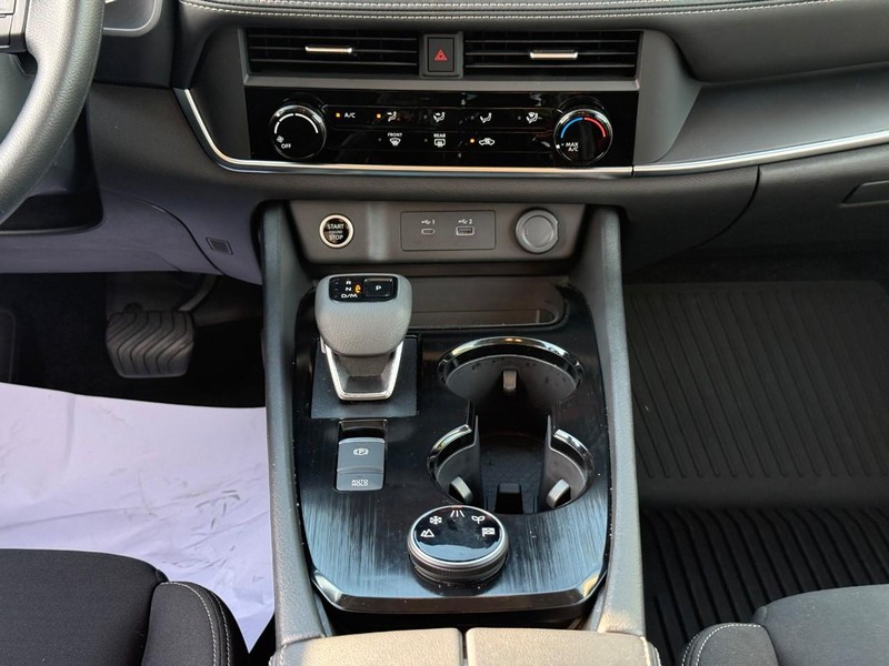 Nissan Rogue Vehicle Image 18