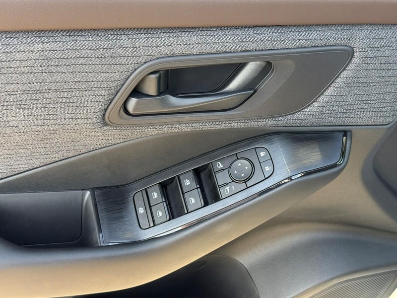 Nissan Rogue Vehicle Image 19