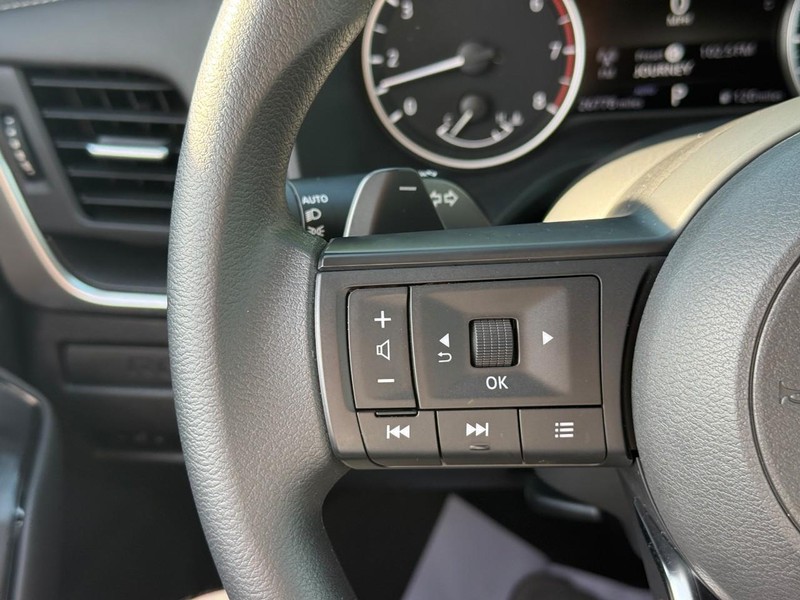 Nissan Rogue Vehicle Image 23
