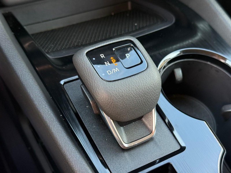 Nissan Rogue Vehicle Image 26