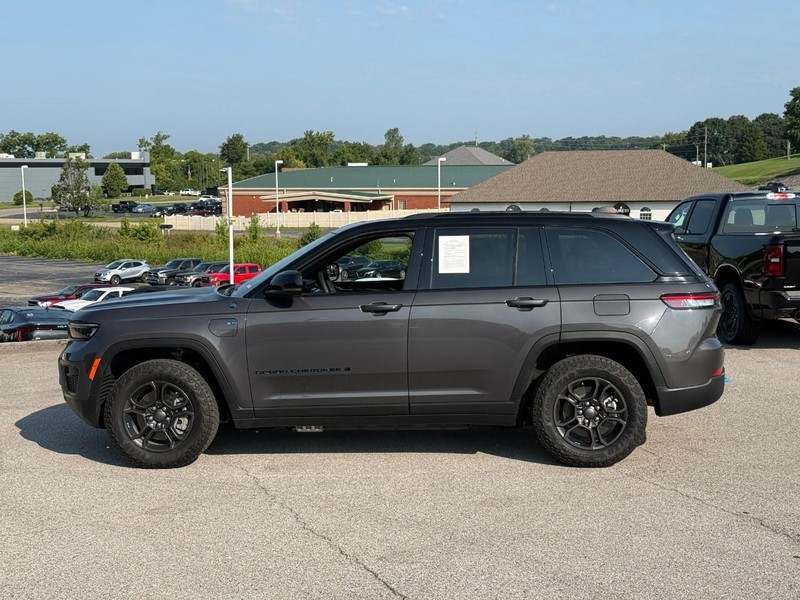 Jeep Grand Cherokee 4xe Vehicle Image 03