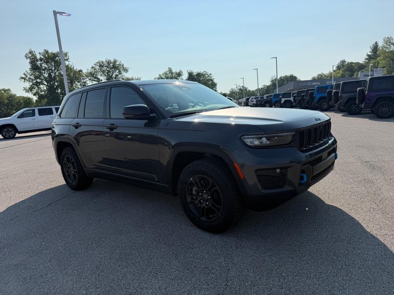Jeep Grand Cherokee 4xe Vehicle Image 11