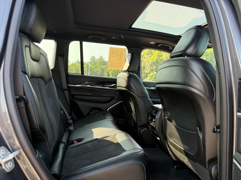 Jeep Grand Cherokee 4xe Vehicle Image 13