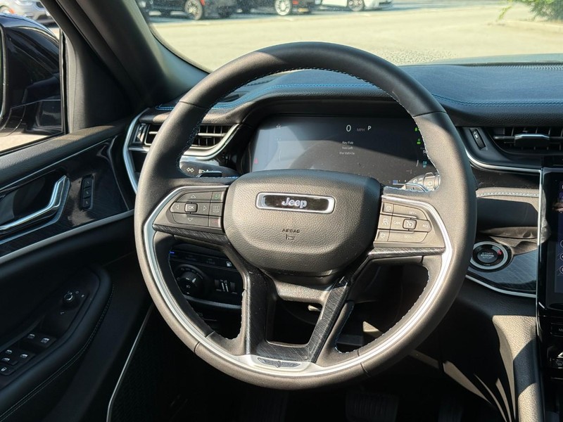 Jeep Grand Cherokee 4xe Vehicle Image 15