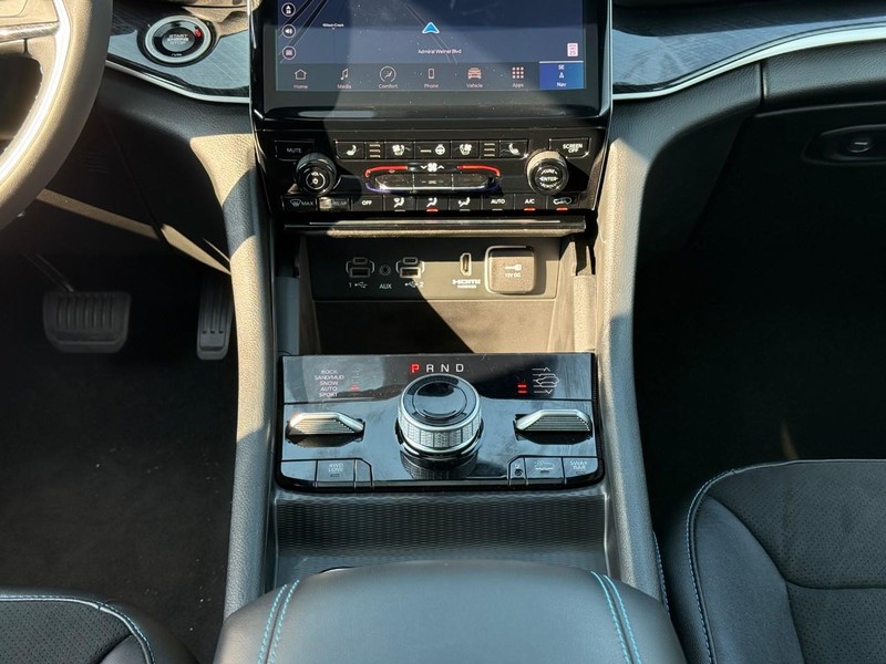 Jeep Grand Cherokee 4xe Vehicle Image 18