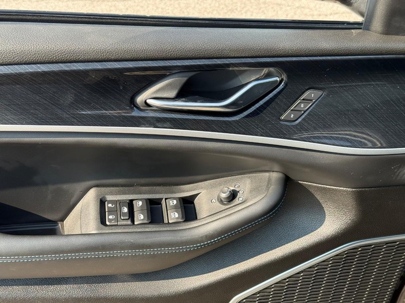 Jeep Grand Cherokee 4xe Vehicle Image 19