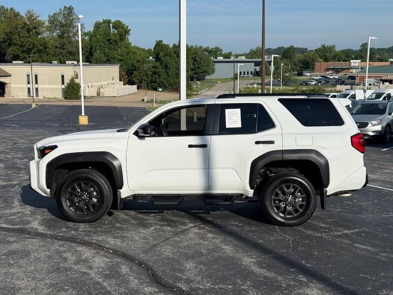Toyota 4Runner Vehicle Full-screen Gallery Image 2