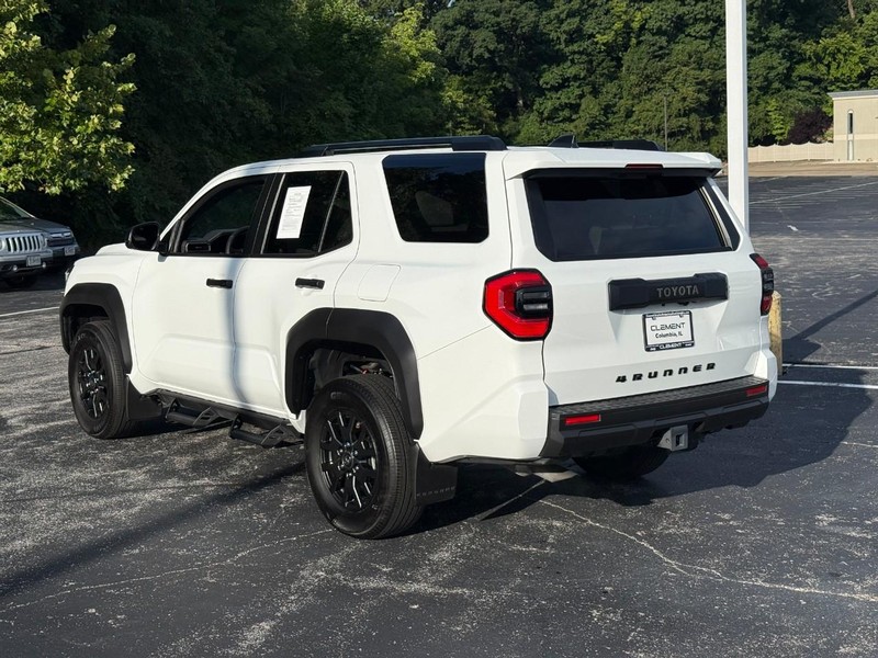 Toyota 4Runner Vehicle Full-screen Gallery Image 3