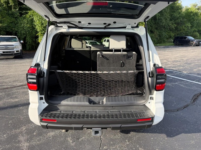 Toyota 4Runner Vehicle Full-screen Gallery Image 5
