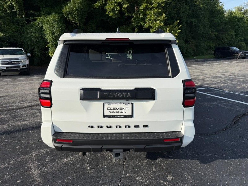 Toyota 4Runner Vehicle Full-screen Gallery Image 6