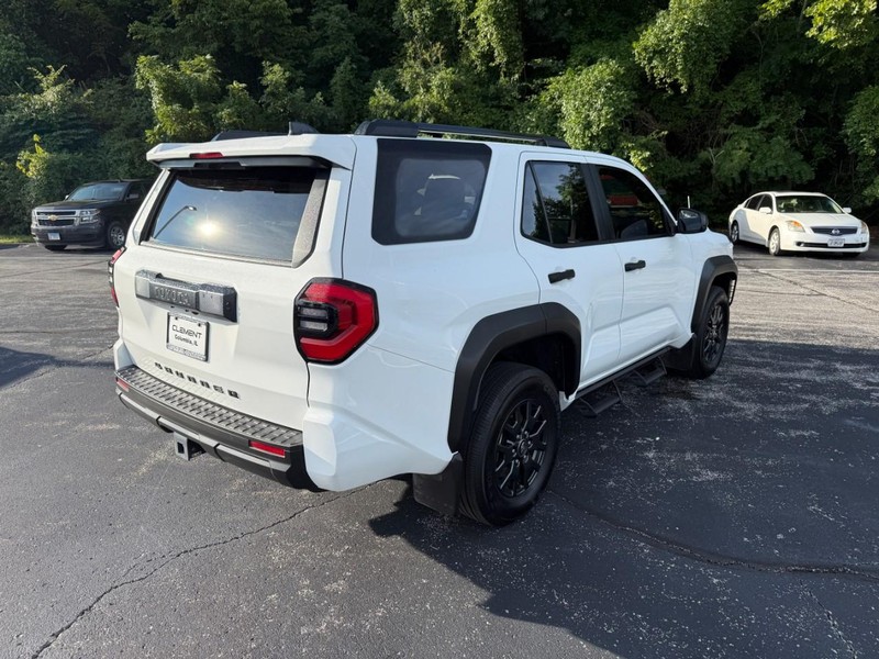 Toyota 4Runner Vehicle Full-screen Gallery Image 7