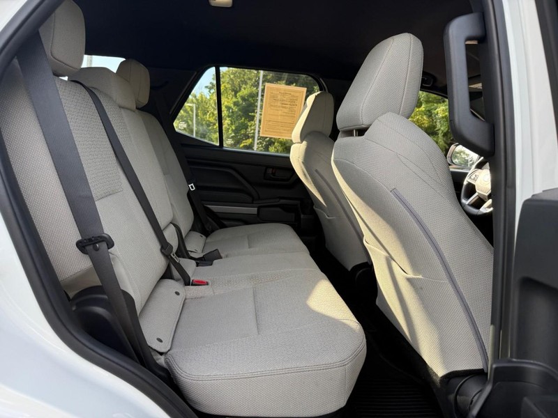 Toyota 4Runner Vehicle Full-screen Gallery Image 10