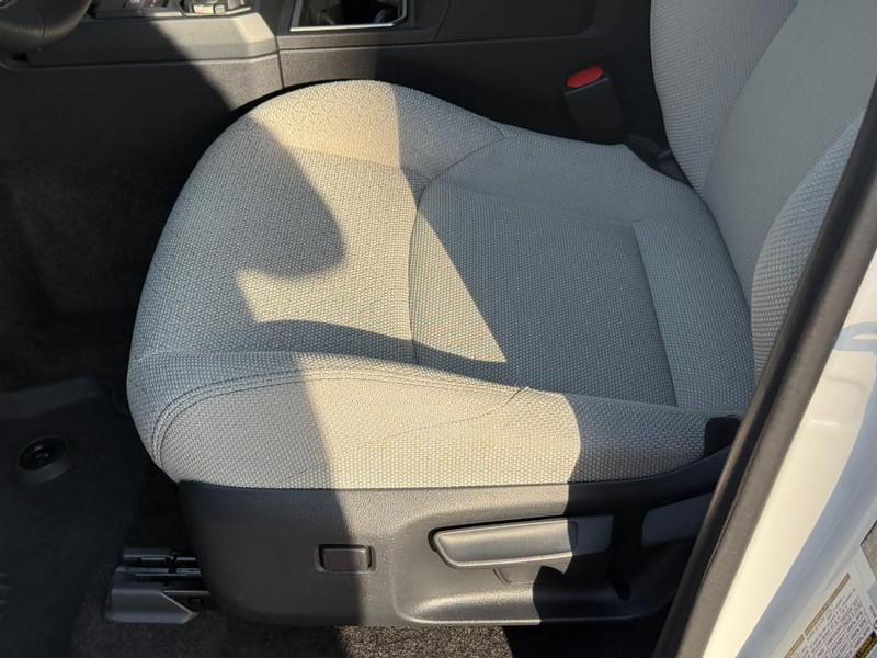 Toyota 4Runner Vehicle Full-screen Gallery Image 17