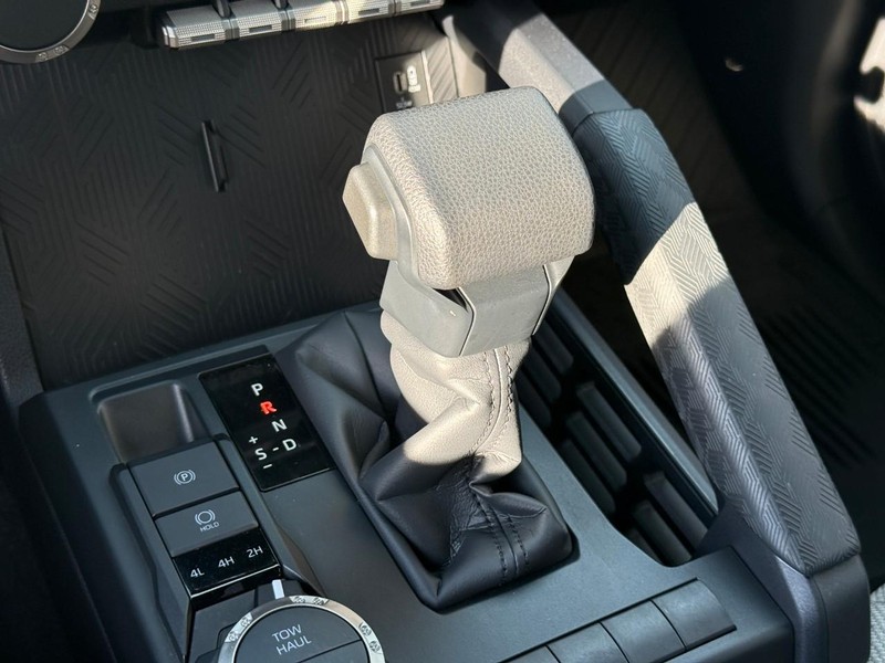 Toyota 4Runner Vehicle Full-screen Gallery Image 22