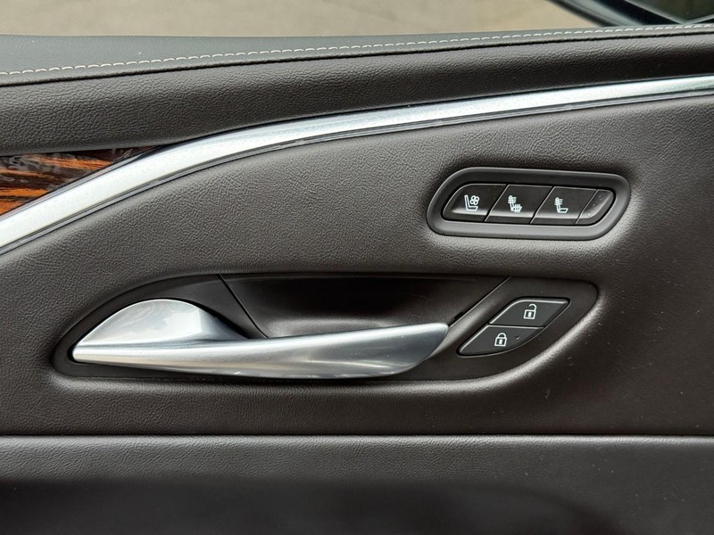 Cadillac Escalade Vehicle Image 18