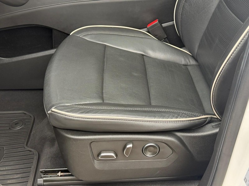 Cadillac Escalade Vehicle Image 19