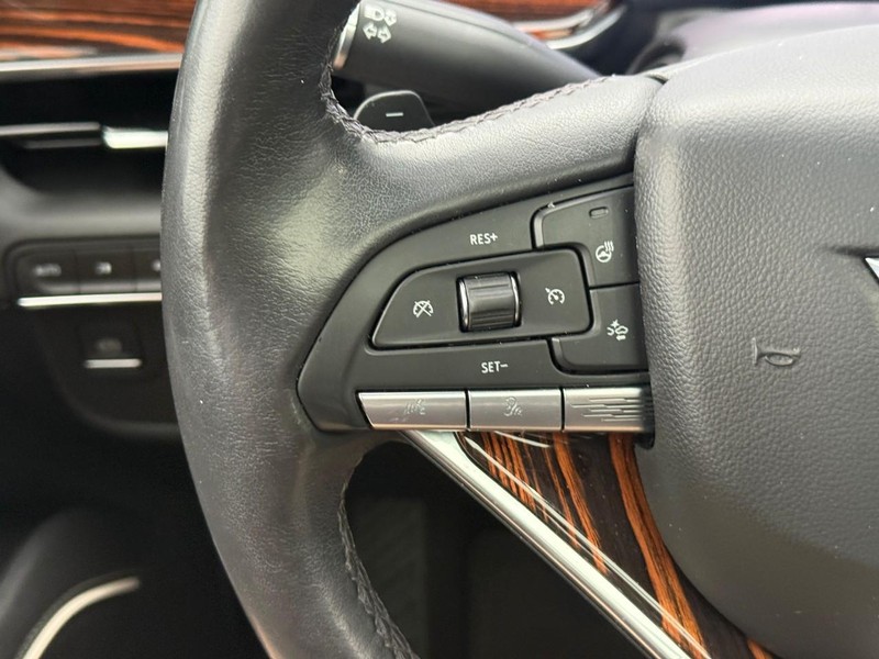 Cadillac Escalade Vehicle Image 21
