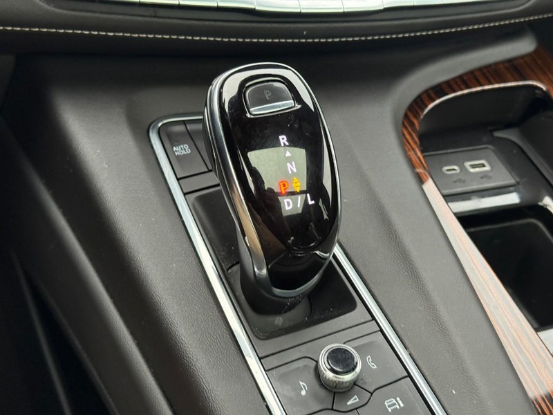 Cadillac Escalade Vehicle Image 24