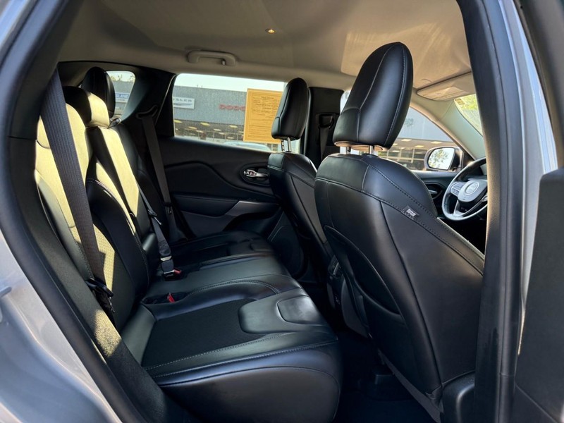 Jeep Cherokee Vehicle Full-screen Gallery Image 9