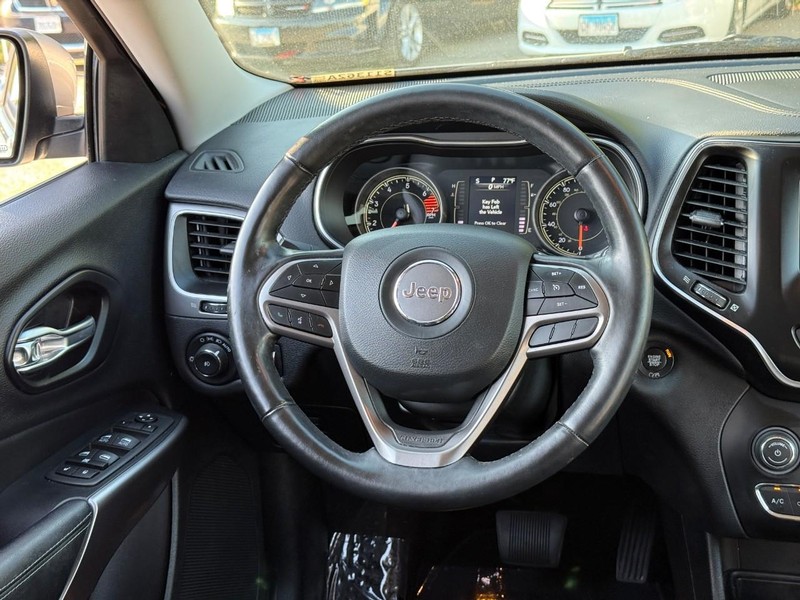 Jeep Cherokee Vehicle Full-screen Gallery Image 11
