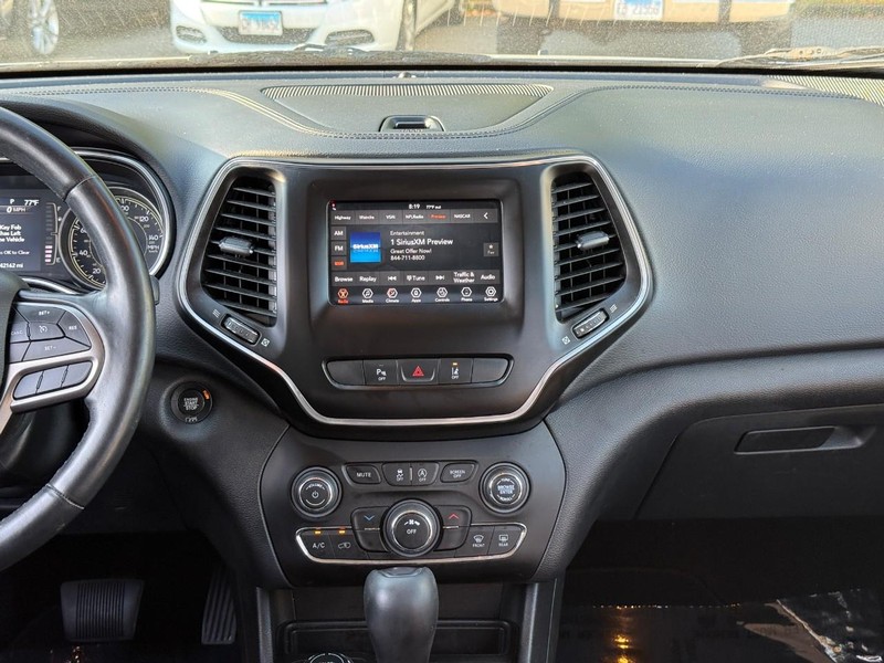 Jeep Cherokee Vehicle Full-screen Gallery Image 12