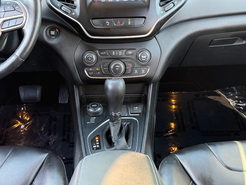 Jeep Cherokee Vehicle Full-screen Gallery Image 13