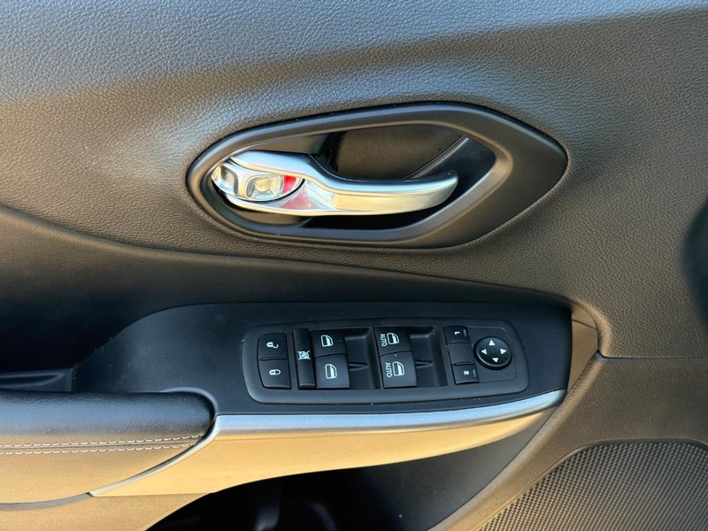 Jeep Cherokee Vehicle Full-screen Gallery Image 14
