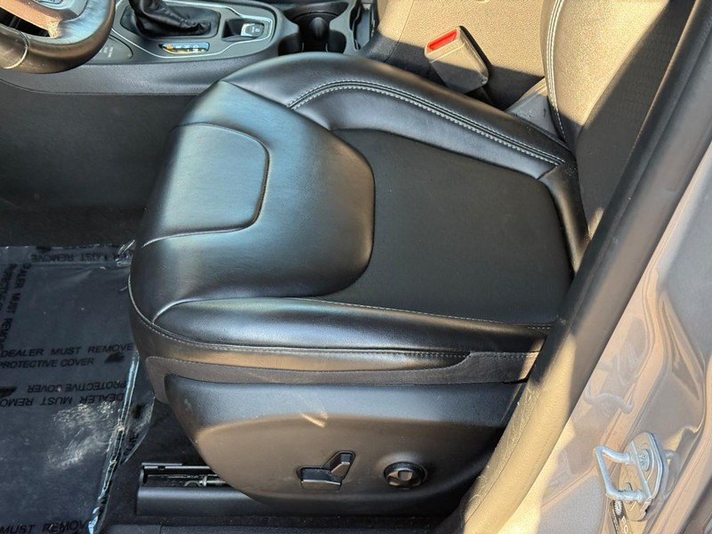 Jeep Cherokee Vehicle Full-screen Gallery Image 15