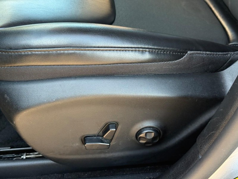 Jeep Cherokee Vehicle Full-screen Gallery Image 16