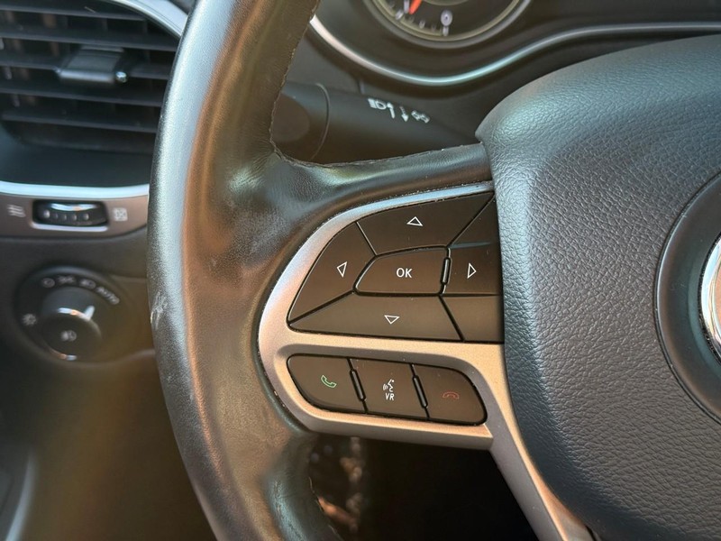 Jeep Cherokee Vehicle Full-screen Gallery Image 17