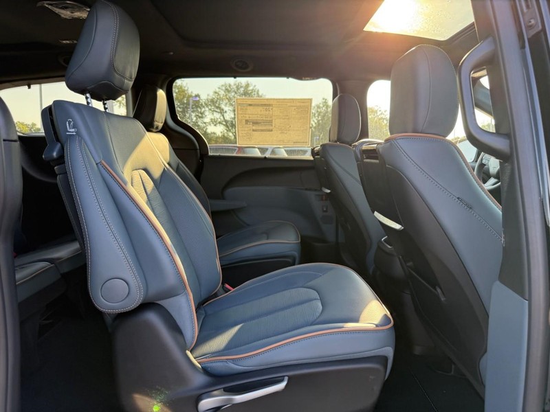 2027 Chrysler Pacifica Pinnacle - Photo 5