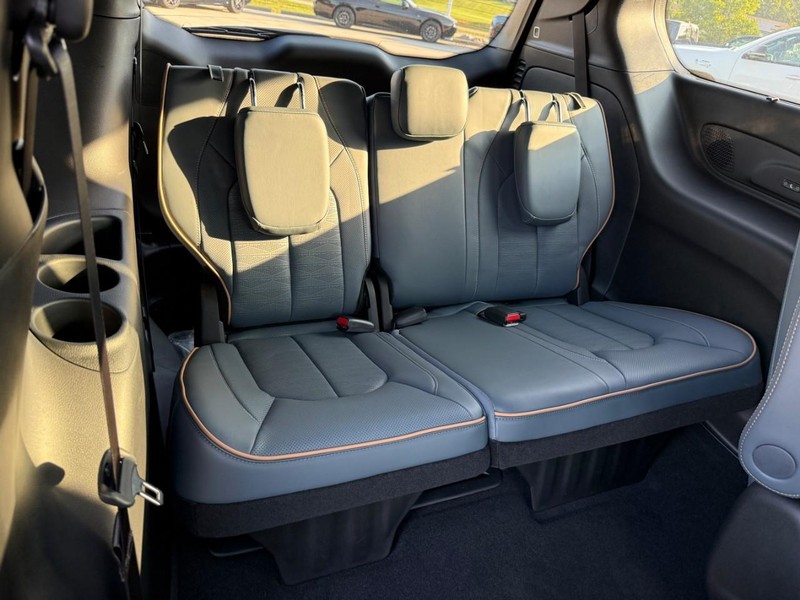 2027 Chrysler Pacifica Pinnacle - Photo 6