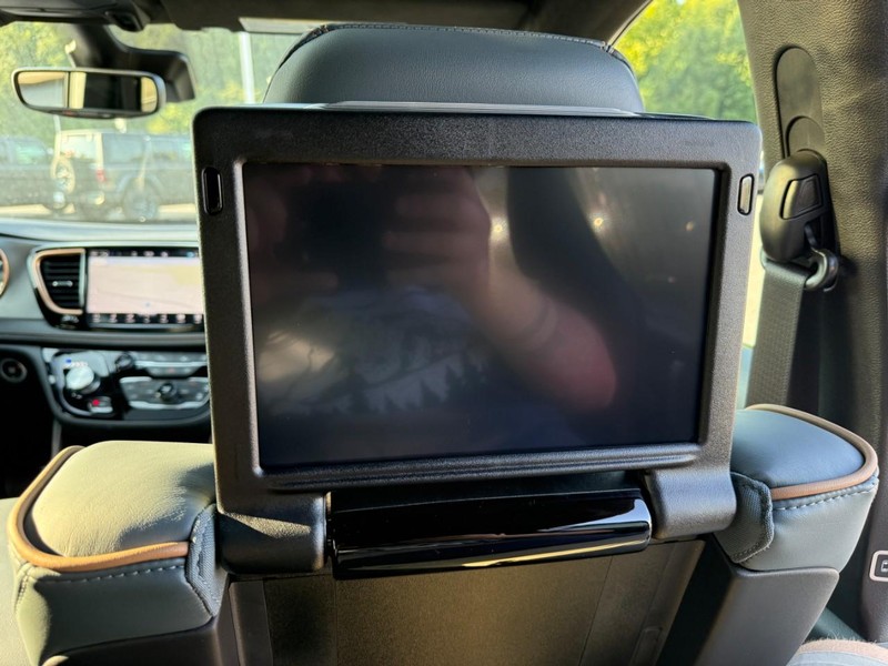 2027 Chrysler Pacifica Pinnacle - Photo 7