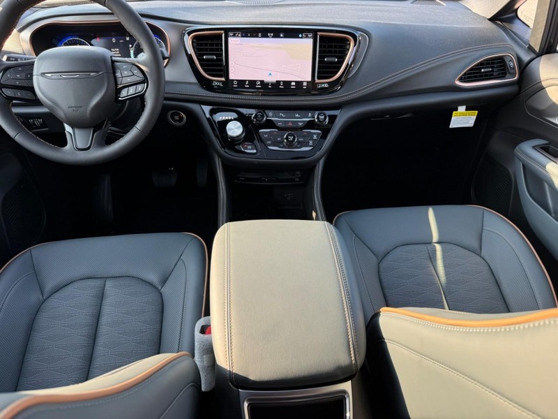 2027 Chrysler Pacifica Pinnacle - Photo 8