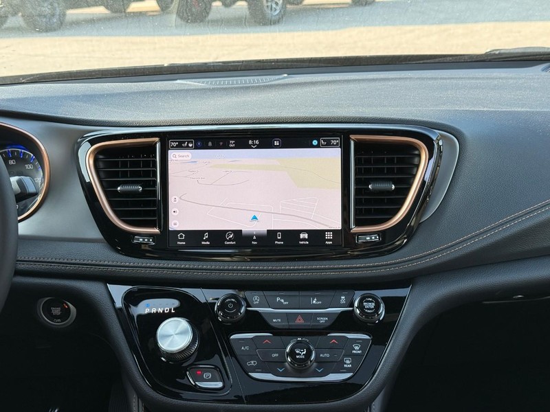 2027 Chrysler Pacifica Pinnacle - Photo 10