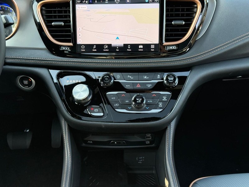 2027 Chrysler Pacifica Pinnacle - Photo 11
