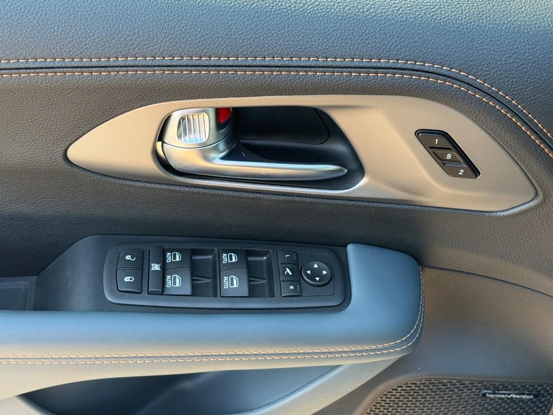 2027 Chrysler Pacifica Pinnacle - Photo 12