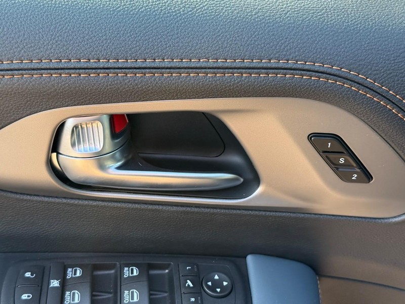 2027 Chrysler Pacifica Pinnacle - Photo 13