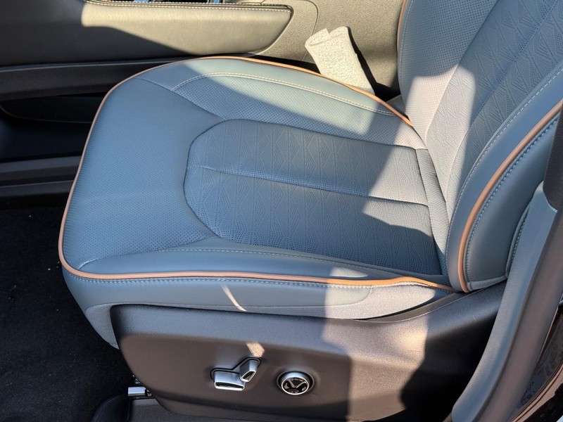 2027 Chrysler Pacifica Pinnacle - Photo 14