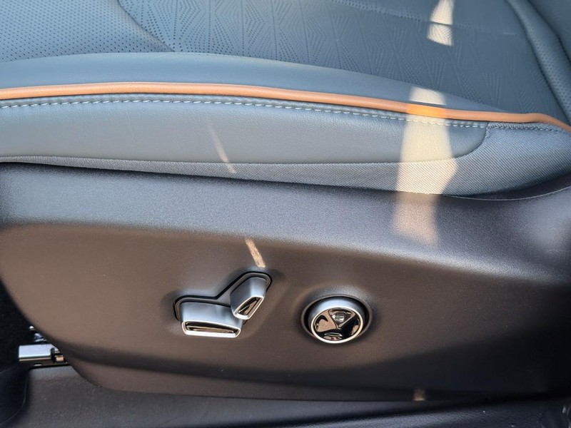 2027 Chrysler Pacifica Pinnacle - Photo 15