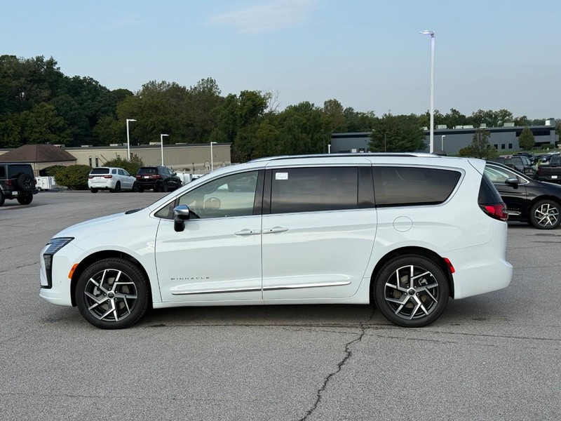Chrysler Pacifica Vehicle Full-screen Gallery Image 2
