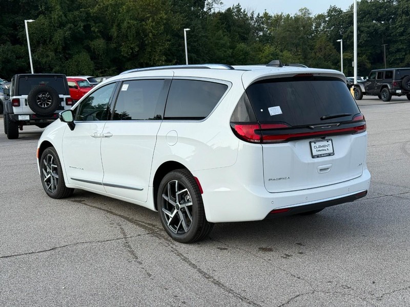 Chrysler Pacifica Vehicle Full-screen Gallery Image 3