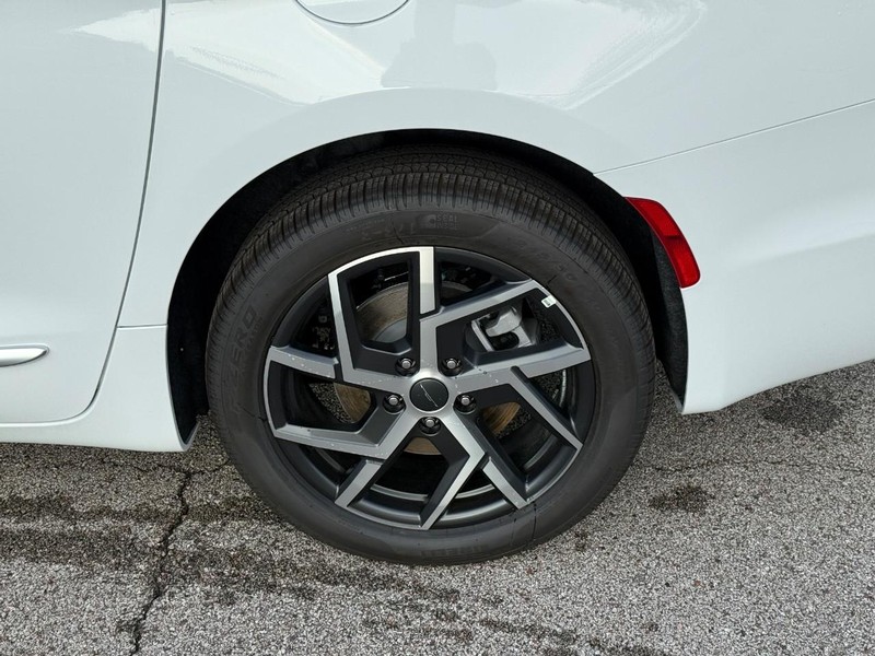 Chrysler Pacifica Vehicle Full-screen Gallery Image 4
