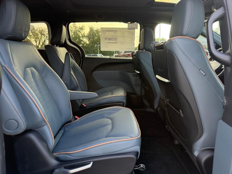 Chrysler Pacifica Vehicle Full-screen Gallery Image 6