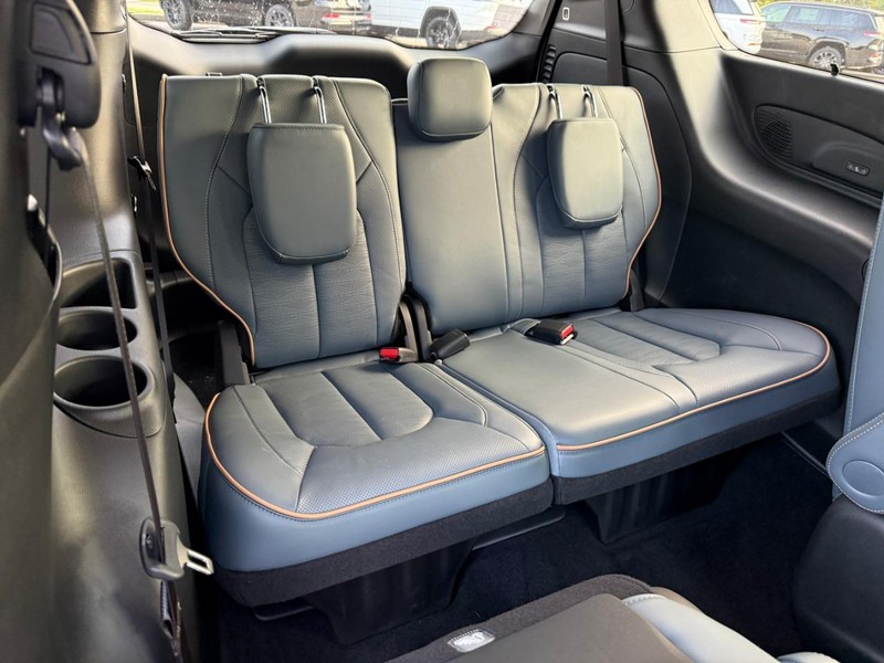 Chrysler Pacifica Vehicle Full-screen Gallery Image 7