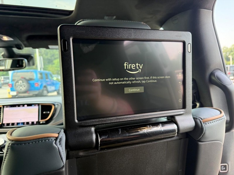 Chrysler Pacifica Vehicle Full-screen Gallery Image 8