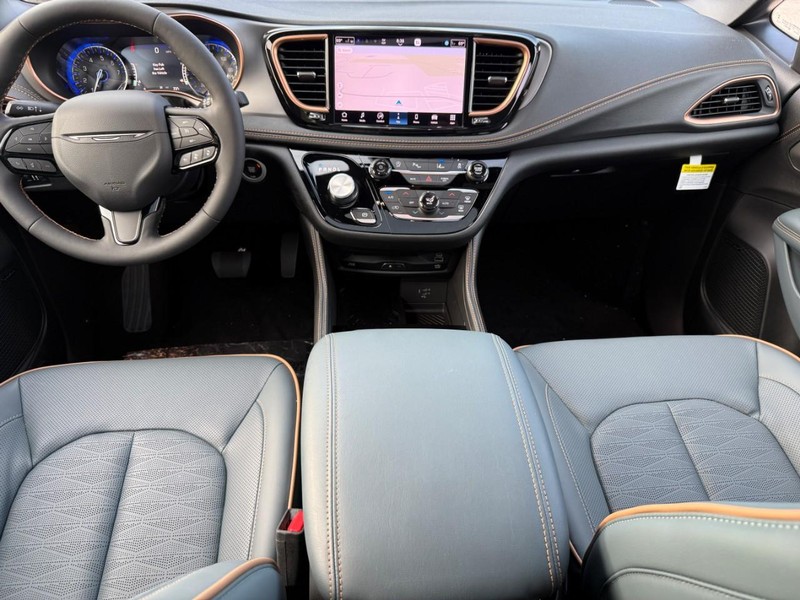 Chrysler Pacifica Vehicle Full-screen Gallery Image 9
