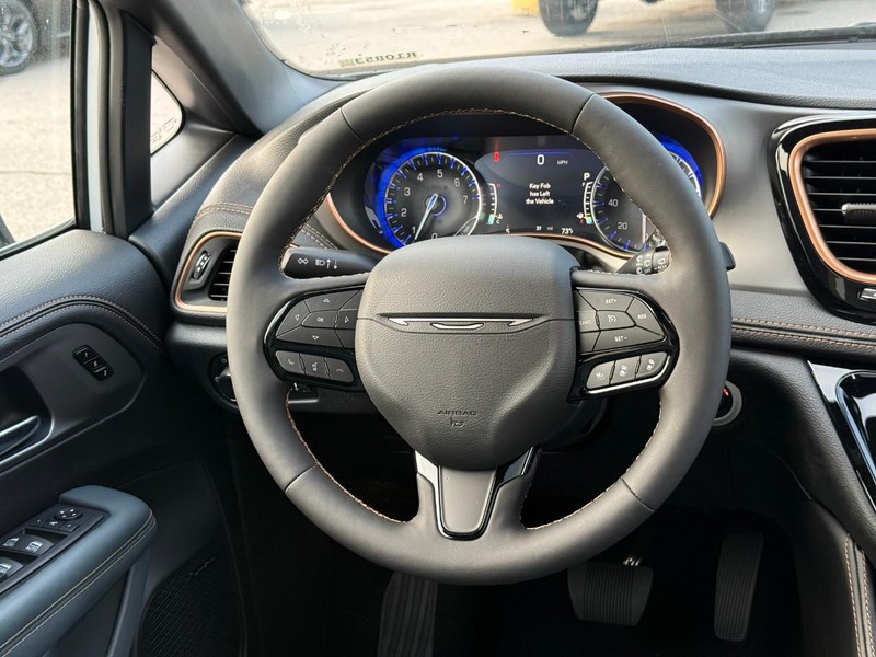 Chrysler Pacifica Vehicle Full-screen Gallery Image 10