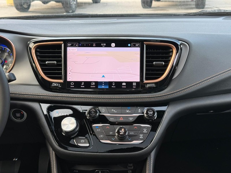 Chrysler Pacifica Vehicle Full-screen Gallery Image 11