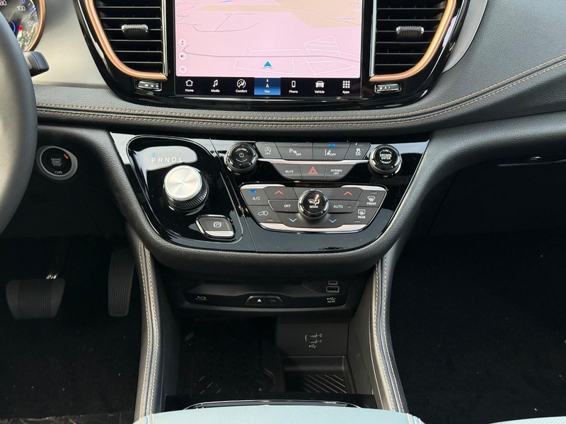 Chrysler Pacifica Vehicle Full-screen Gallery Image 12